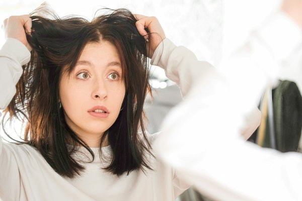 Que faire contre les cheveux gras : astuces et solutions naturelles
